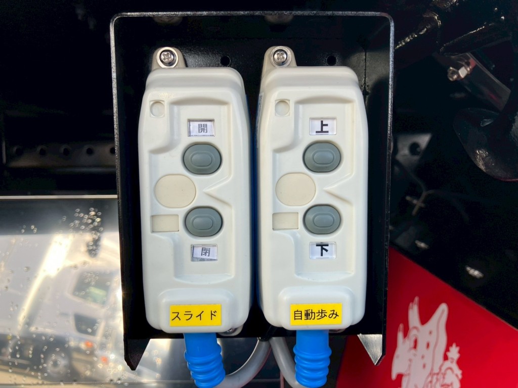 スライド・自動アルミの操作スイッチです。|日野 プロフィア 2DG-FQ1AJCの写真16