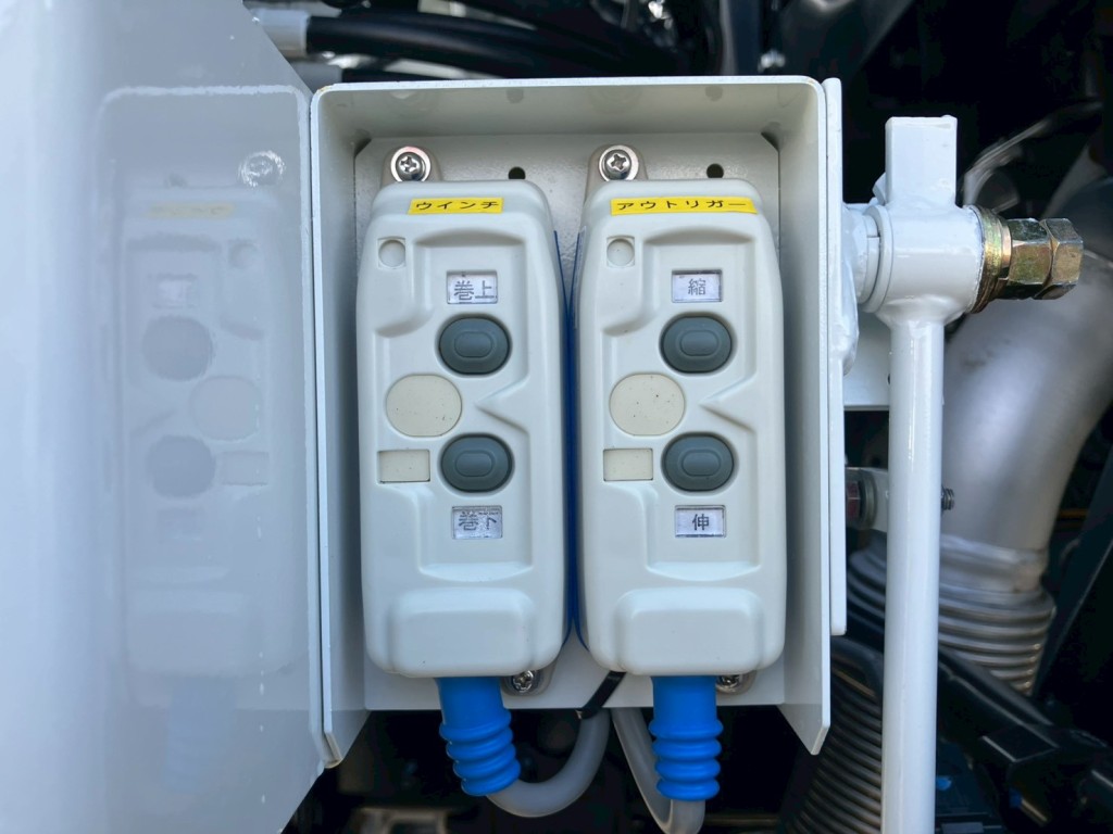 ウインチ・アウトリガの操作スイッチです。|日野 プロフィア 2DG-FQ1AJCの写真17