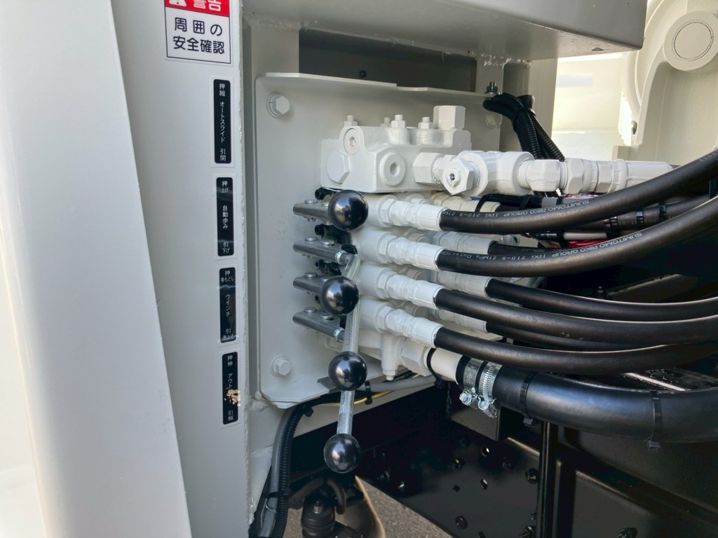 オートスライド・自動歩み・ウインチ・アウトリガーの操作レバーです。|日野 プロフィア 2DG-FQ1AJCの写真18