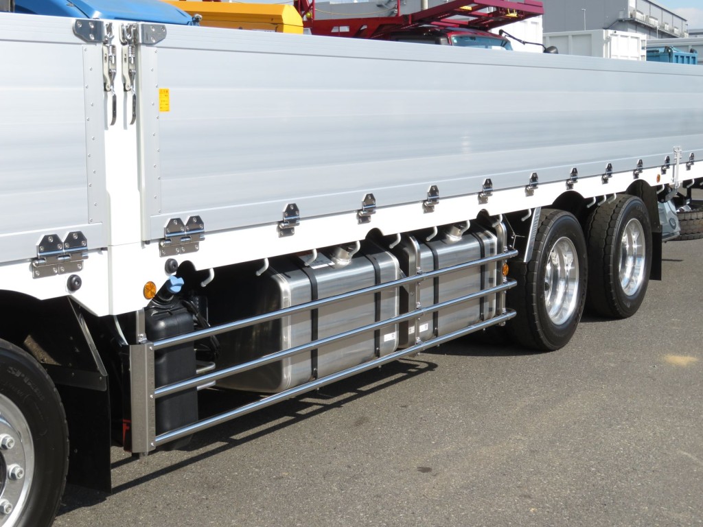 あおりロック部及び丁番・サイドバンパー・フェンダーはステンレス製で、ホイールはアルミ製です。|三菱 スーパーグレート 2PG-FS84VZの写真10