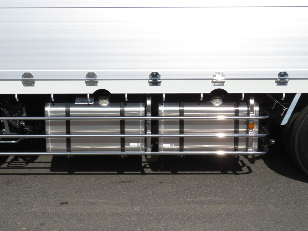 燃料タンクは300Lが2つ付いています。|三菱 スーパーグレート 2PG-FS84VZの写真17