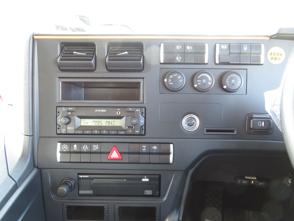 インパネ周りの状態です。|三菱 スーパーグレート 2PG-FS84VZの写真20