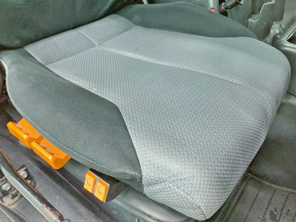 運転席座面にヘタリがあります。|日野 プロフィア QPG-FS1AKDAの写真8