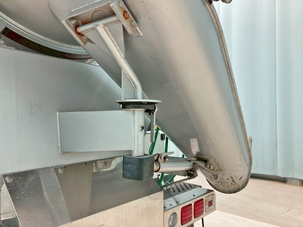 シューターは手動式です。|日野 プロフィア QPG-FS1AKDAの写真18