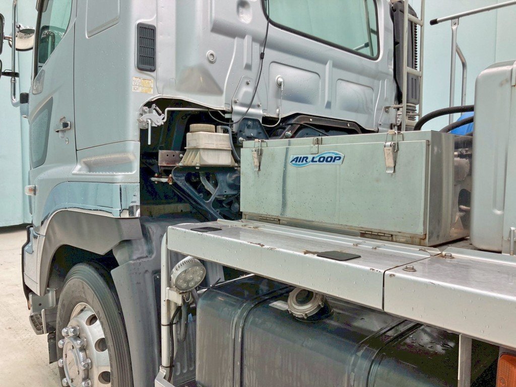 助手席側にステンレス製の工具箱が付いています。|日野 プロフィア QPG-FS1AKDAの写真26