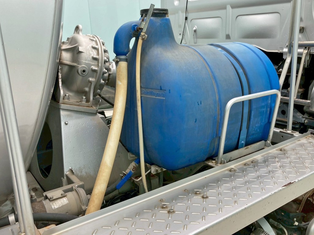 運転席側に水タンクが付いています。|日野 プロフィア QPG-FS1AKDAの写真27