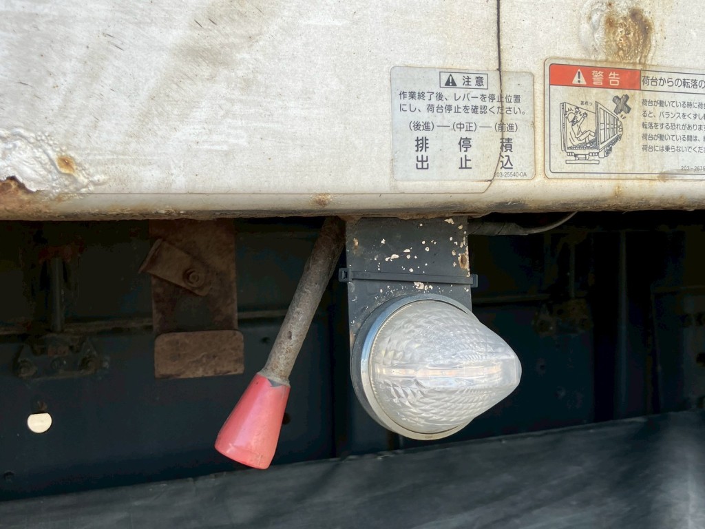 ムービングフロアーの操作レバーです。|三菱 スーパーグレート 2PG-FS70HZの写真17