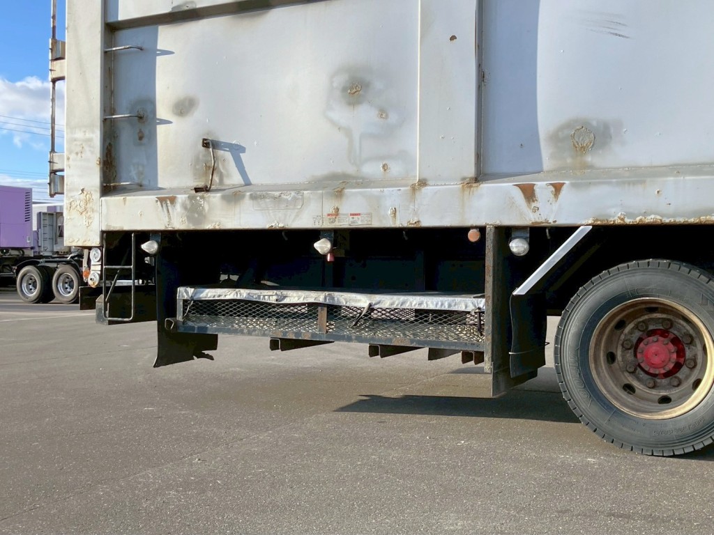 運転席側後方にりん木入れが付いています。|三菱 スーパーグレート 2PG-FS70HZの写真18