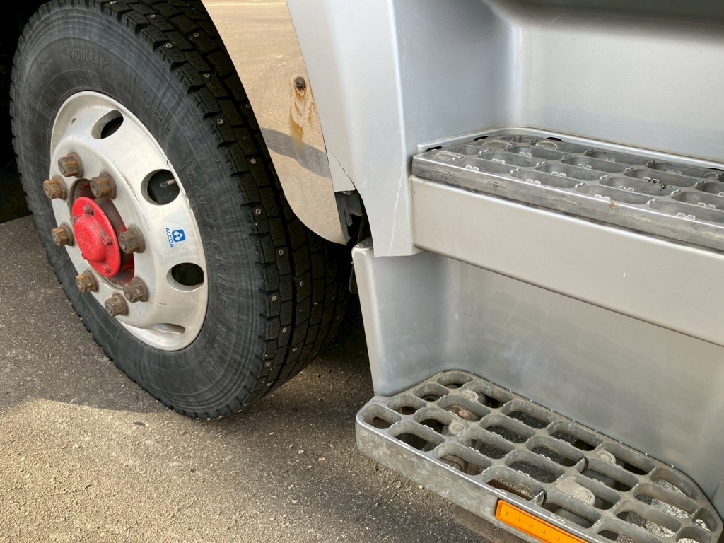 運転席ステップ横に割れがあります。|三菱 スーパーグレート 2PG-FS70HZの写真32