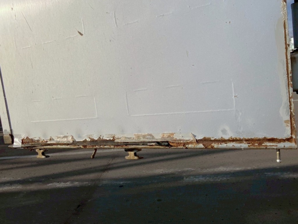 リヤ扉裏側下部に錆があります。|三菱 スーパーグレート 2PG-FS70HZの写真39