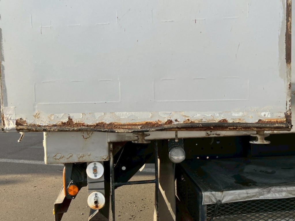 リヤ扉裏側下部に錆があります。|三菱 スーパーグレート 2PG-FS70HZの写真40