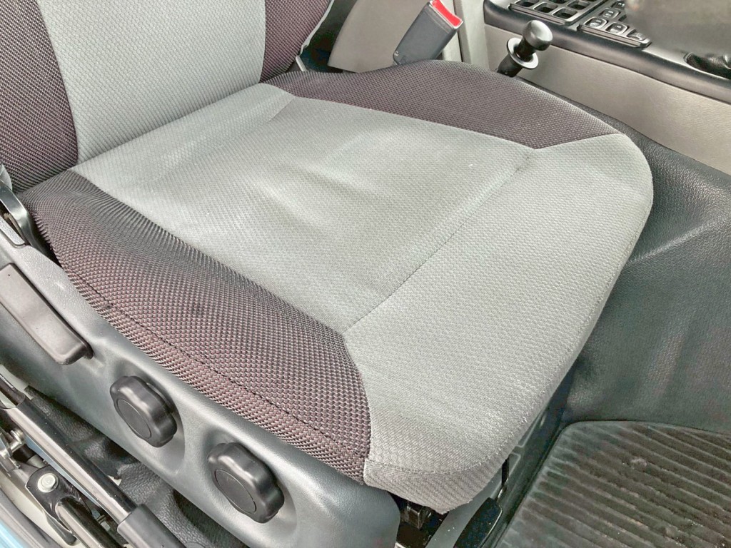 運転席座面にヘタリがあります。|三菱 スーパーグレート QPG-FV60VXの写真8