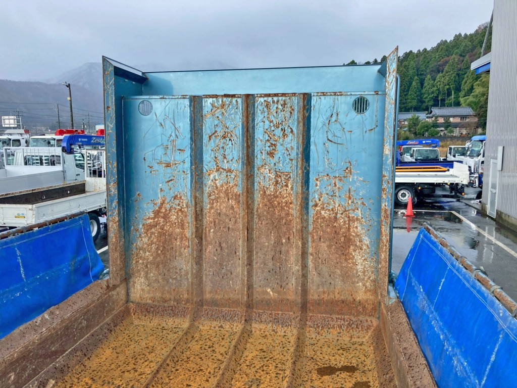 プロテクターもアングル加工されています。|三菱 スーパーグレート QPG-FV60VXの写真11