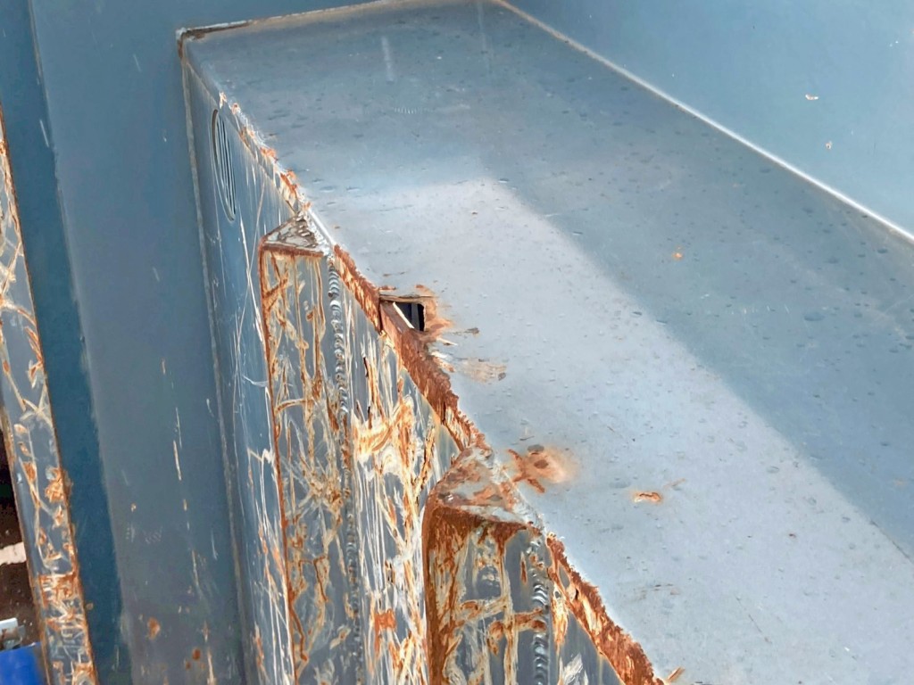 シートデッキに穴あき箇所があります。|三菱 スーパーグレート QPG-FV60VXの写真13