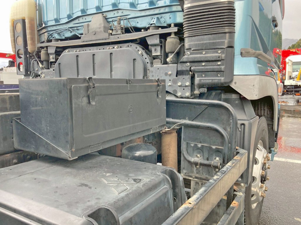 運転席側に工具箱が付いています。|三菱 スーパーグレート QPG-FV60VXの写真18