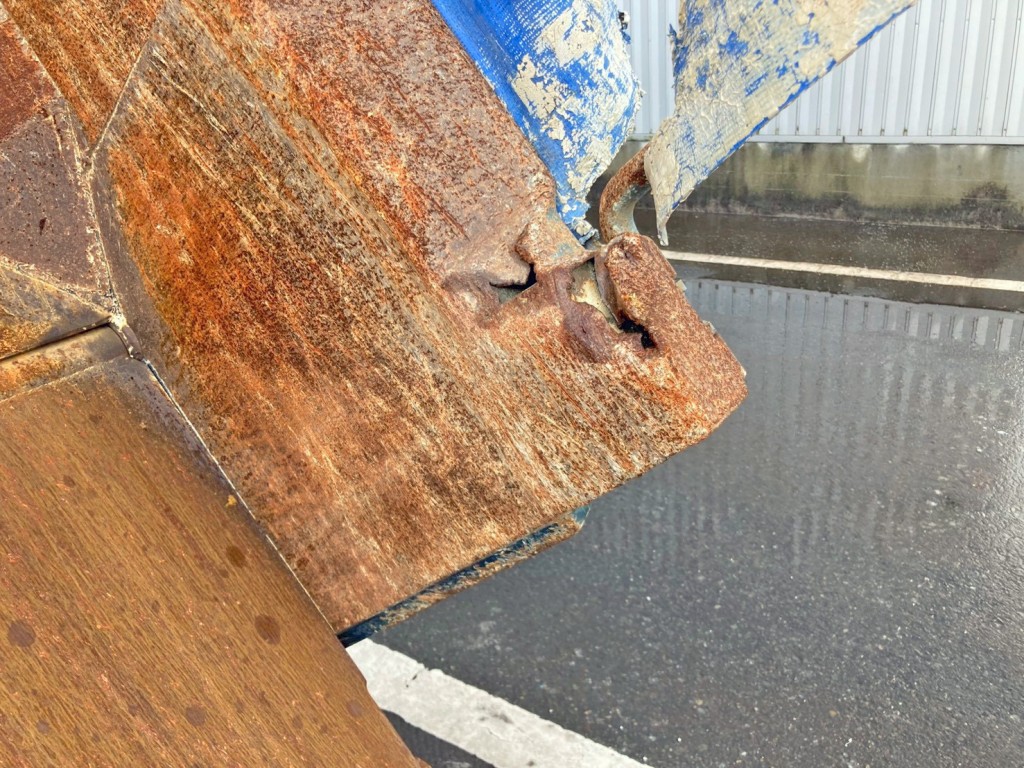 運転席側アオリ後方に割れがあります。|三菱 スーパーグレート QPG-FV60VXの写真20