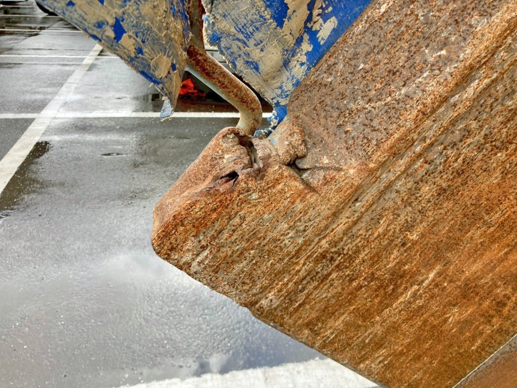 助手席側アオリ後方に割れがあります。|三菱 スーパーグレート QPG-FV60VXの写真21