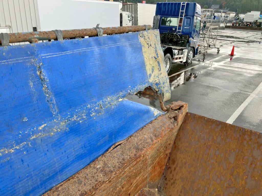 運転席側コボレーンシート後方に破れがあります。|三菱 スーパーグレート QPG-FV60VXの写真22