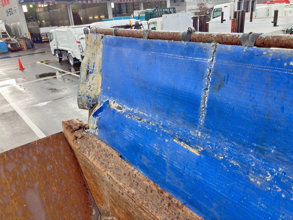 助手席側コボレーンシート後方に破れがあります。|三菱 スーパーグレート QPG-FV60VXの写真23