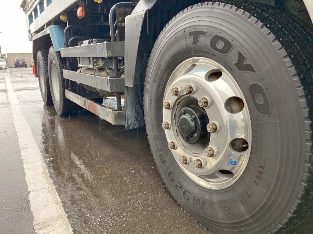 1軸目はアルミホイールです。|三菱 スーパーグレート QPG-FV60VXの写真26