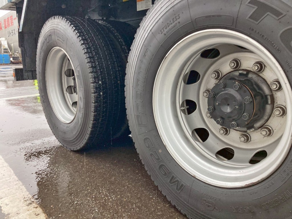 2・3軸目はスチールホイールです。|三菱 スーパーグレート QPG-FV60VXの写真27