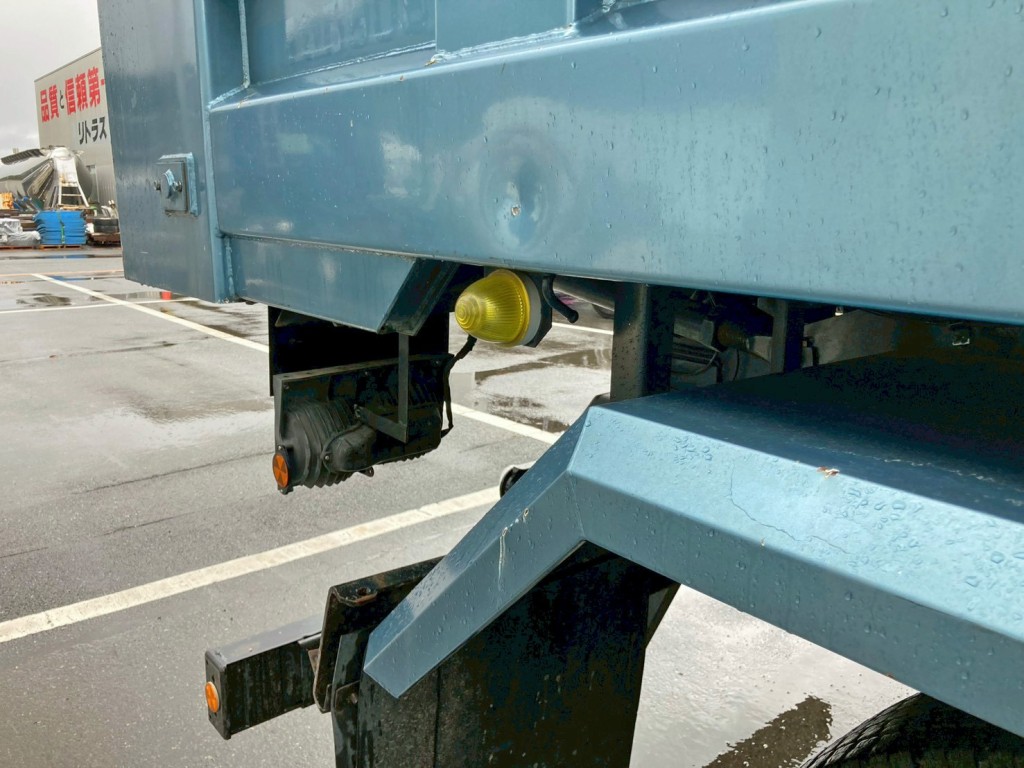 運転席側サイドレール後方にヘコミがあります。|三菱 スーパーグレート QPG-FV60VXの写真28