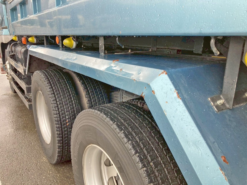 助手席側リヤフェンダーにキズ・サビ・ヘコミがあります。|三菱 スーパーグレート QPG-FV60VXの写真29