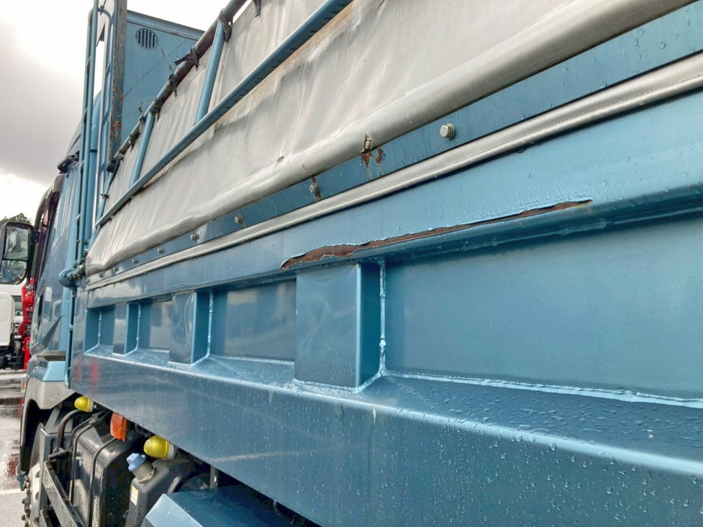 助手席側アオリ中央部に引きキズ・サビがあります。|三菱 スーパーグレート QPG-FV60VXの写真30