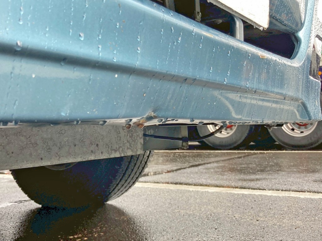 フロントバンパー中央部にヘコミがあります。|三菱 スーパーグレート QPG-FV60VXの写真32