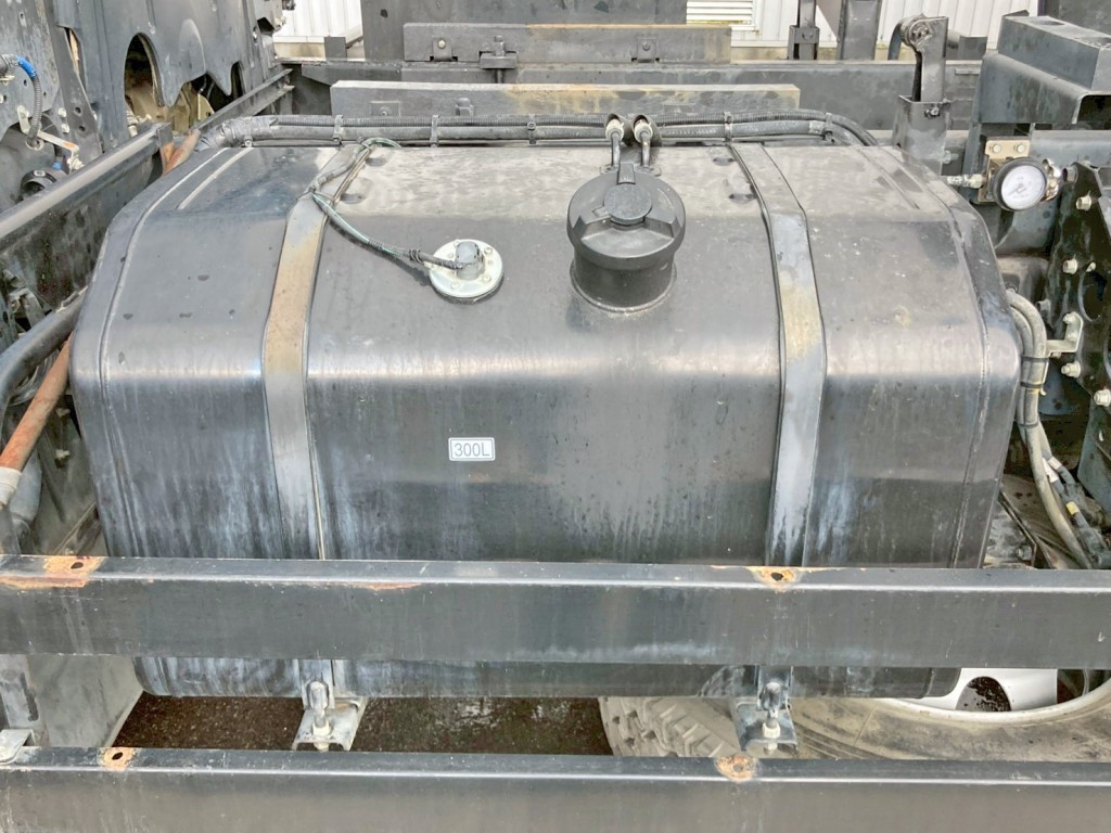 燃料タンクは300Lです。|三菱 スーパーグレート QPG-FV60VXの写真34