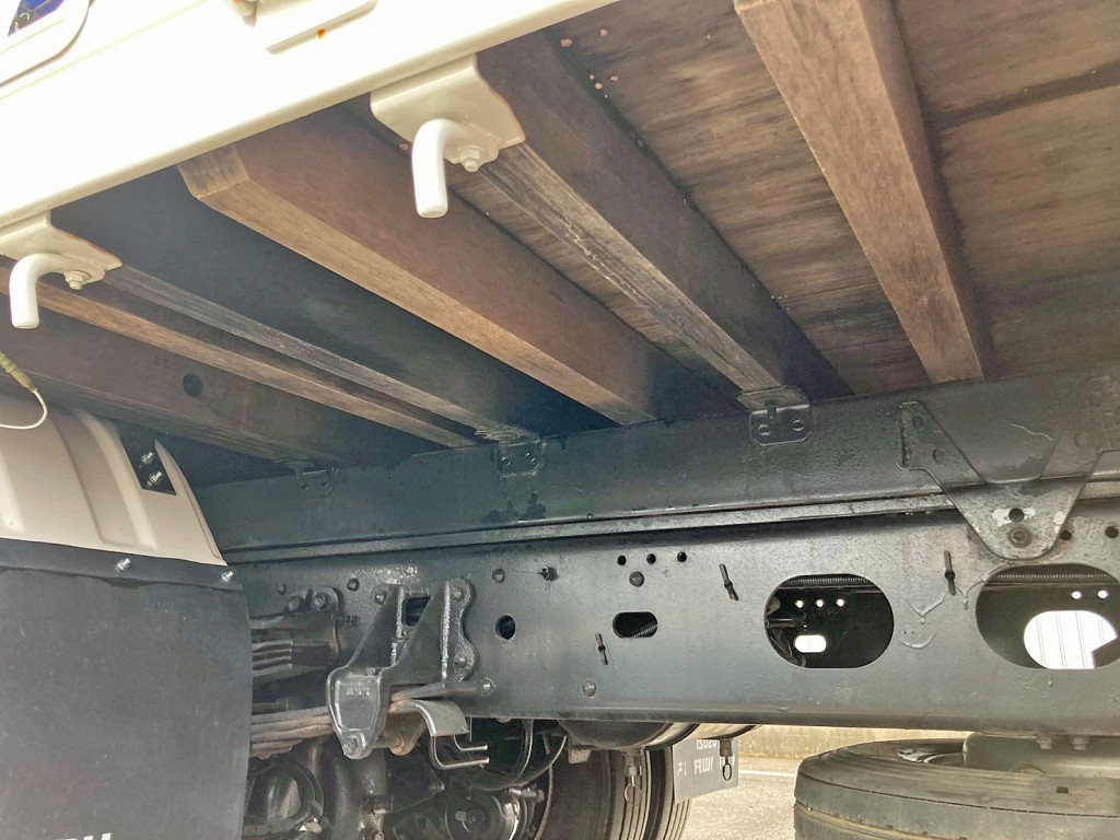 シャーシとネタの状態です。(縦ネタは鉄製・横ネタは木製です)|いすゞ フォワード 2RG-FTR90U2の写真12