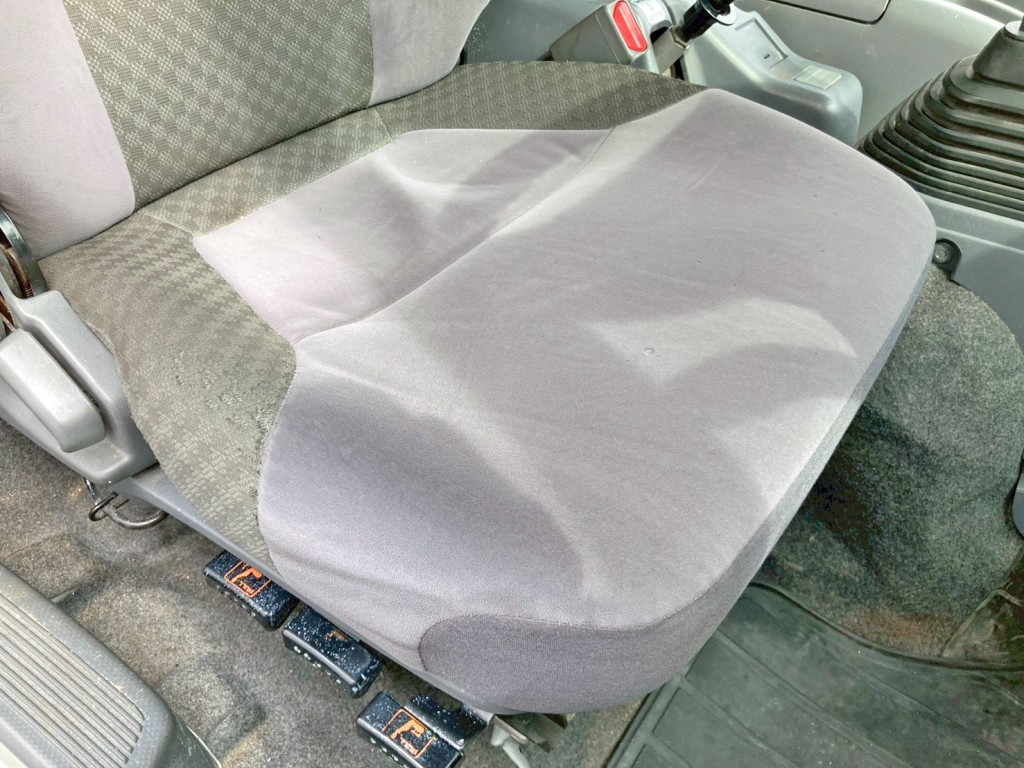 運転席座面にヘタリ・スレ・焦げ 及び 土台にガタがあります。|いすゞ フォワード 2RG-FTR90U2の写真16