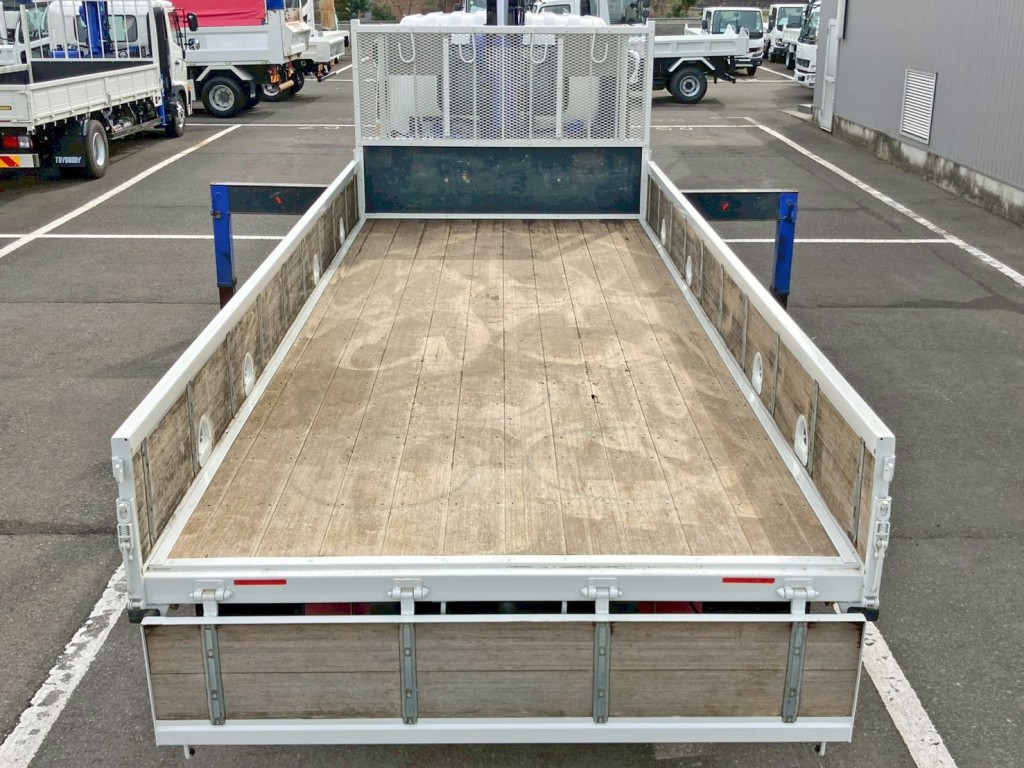 床は板張りです。|いすゞ フォワード 2RG-FTR90U2の写真18