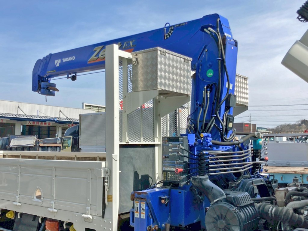 プロテクター前方左右に工具箱が付いています。|いすゞ フォワード 2RG-FTR90U2の写真22