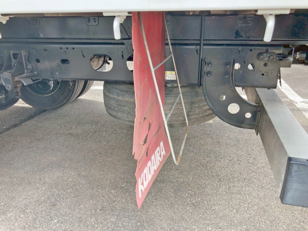 助手席側泥除けステーに曲がり・シートに破れがあります。|いすゞ フォワード 2RG-FTR90U2の写真26