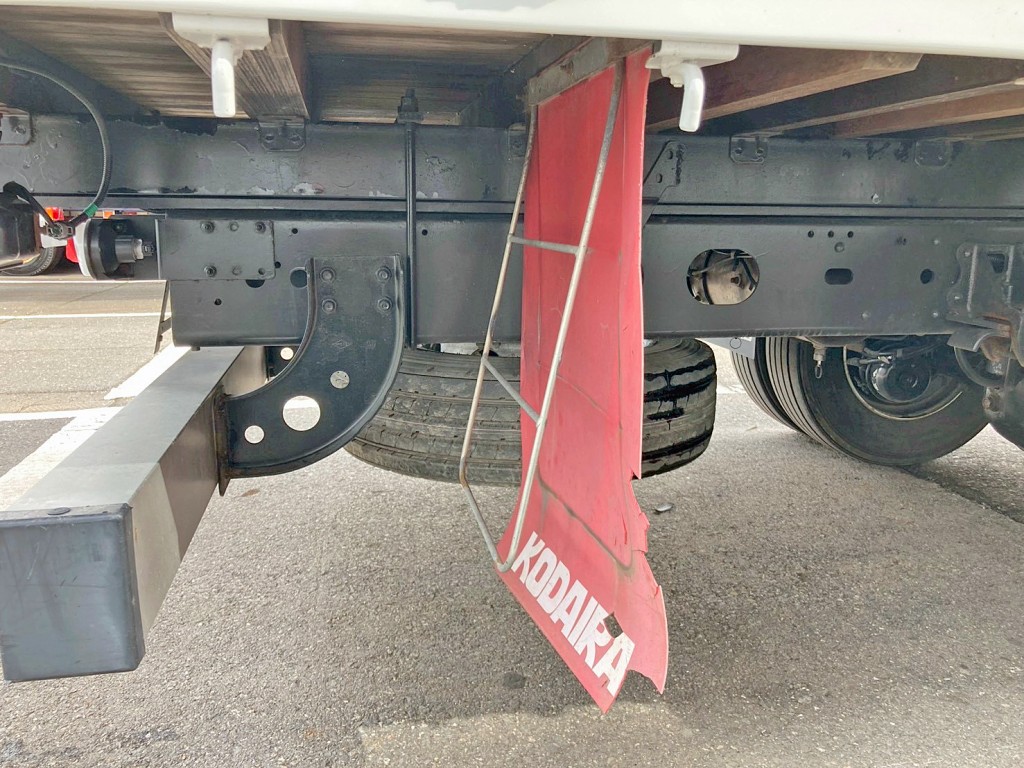 運転席側泥除けステーに曲がり・シートに破れがあります。|いすゞ フォワード 2RG-FTR90U2の写真28