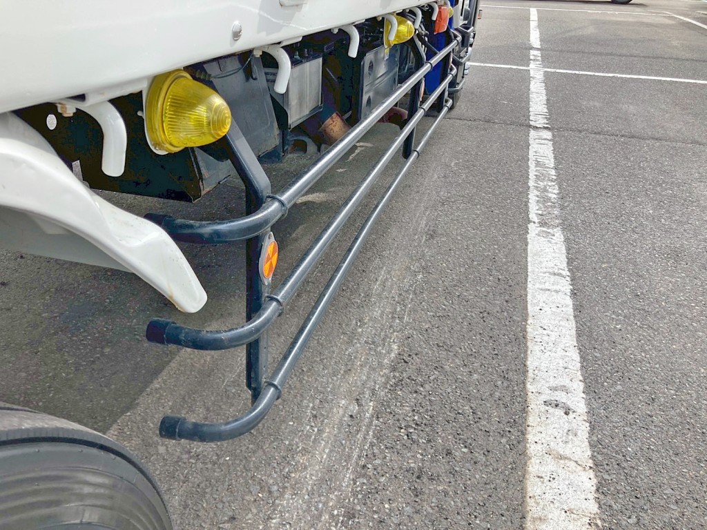 運転席側サイドバンパーに少々曲がりがあります。|いすゞ フォワード 2RG-FTR90U2の写真30