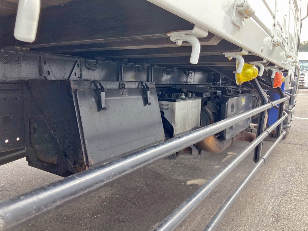 ボディー運転席側中央部に工具箱が付いています。|いすゞ フォワード 2RG-FTR90U2の写真32