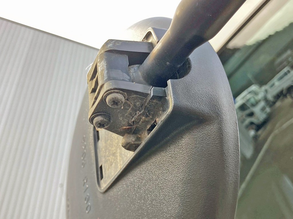 フロントアンダーミラー取付部に割れがあります。|いすゞ フォワード 2RG-FTR90U2の写真33