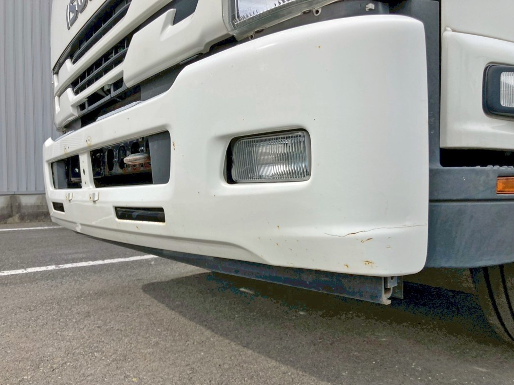 フロントバンパーの所々にキズがあります。(助手席側)|いすゞ フォワード 2RG-FTR90U2の写真34