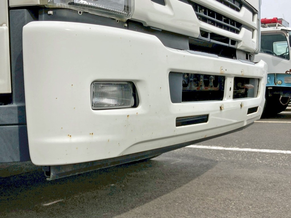 フロントバンパーの所々にキズがあります。(運転席側)|いすゞ フォワード 2RG-FTR90U2の写真35