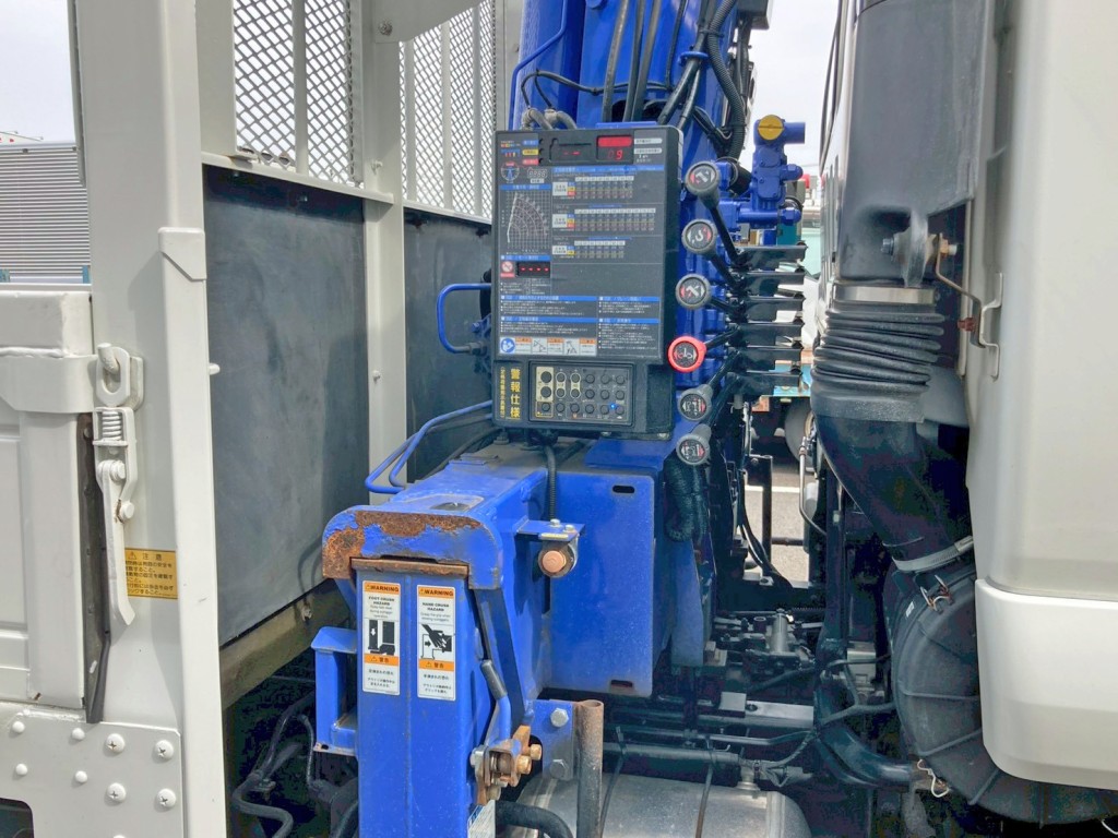 アウトリガーは角脚・差し違い式です。|いすゞ フォワード 2RG-FTR90U2の写真36