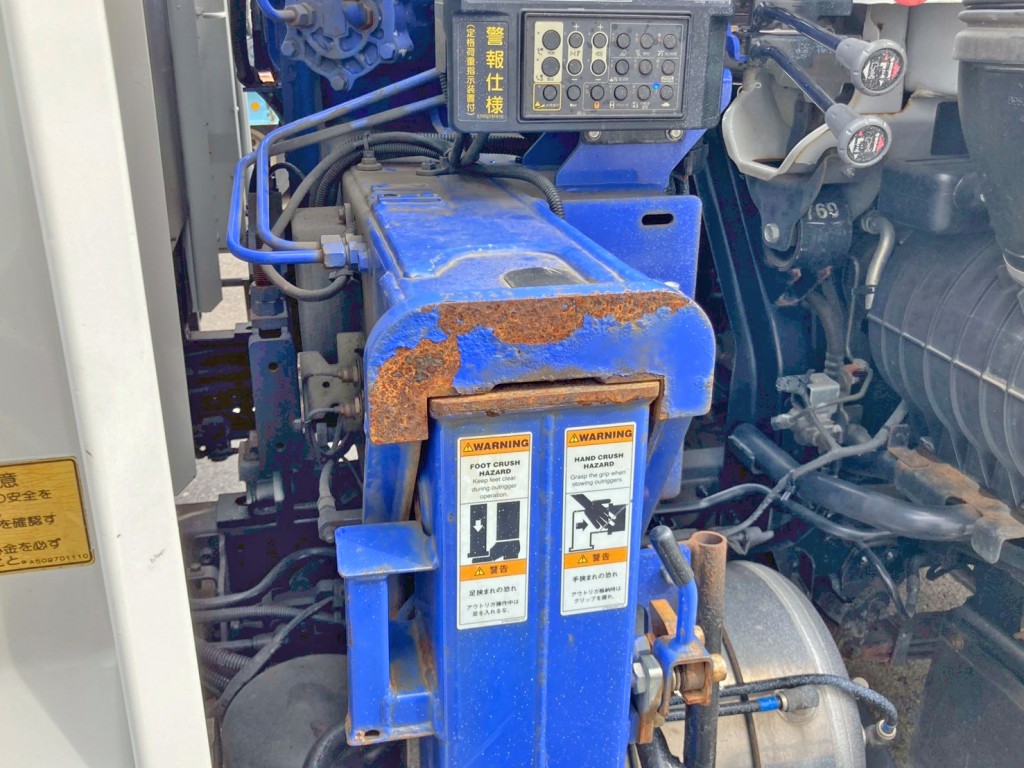 運転席側アウトリガーにサビがあります。|いすゞ フォワード 2RG-FTR90U2の写真37