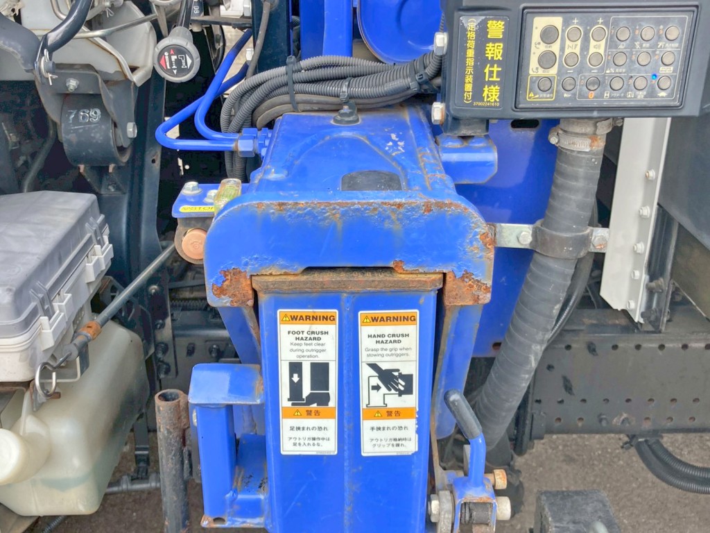助手席側アウトリガーにサビがあります。|いすゞ フォワード 2RG-FTR90U2の写真39
