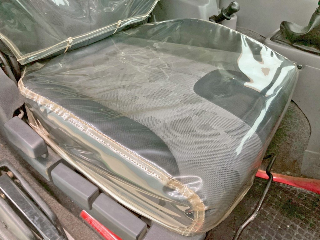 運転席座面にヘタリがあります。|UDトラックス コンドル QDG-PW39Lの写真10