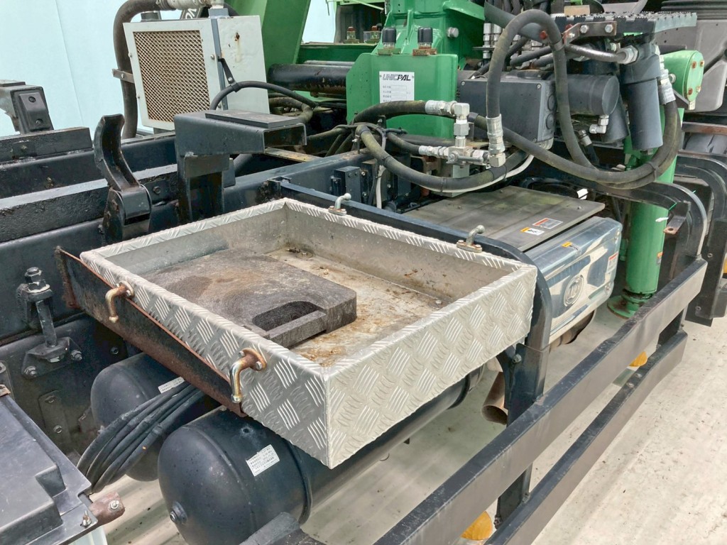 運転席側に物入れが付いています。|UDトラックス コンドル QDG-PW39Lの写真31