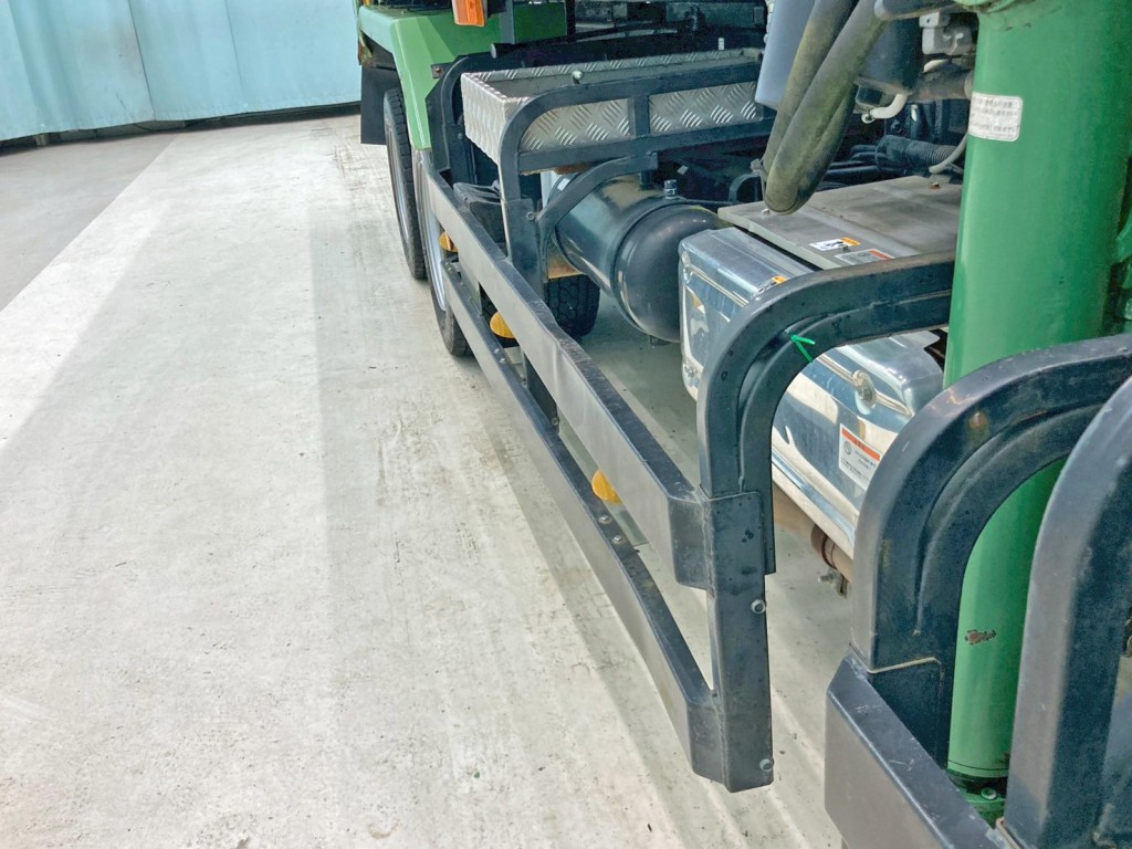 運転席側サイドバンパーに曲がりがあります。|UDトラックス コンドル QDG-PW39Lの写真41