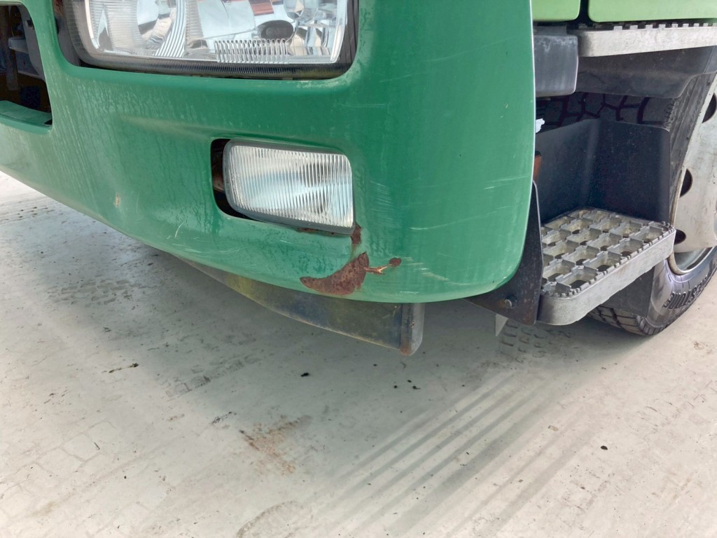 フロントバンパー助手席側にキズ・サビがあります。|UDトラックス コンドル QDG-PW39Lの写真44