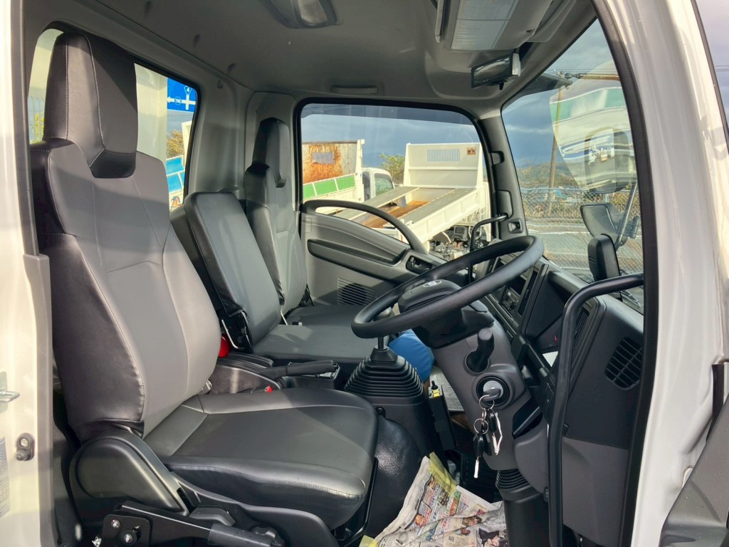 乗車定員は3名です。|UDトラックス コンドル 2RG-BRR90S4(2WD)の写真6