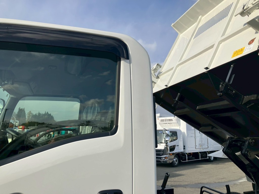 助手席側クォーターパネルに看板跡があります。|UDトラックス コンドル 2RG-BRR90S4(2WD)の写真12